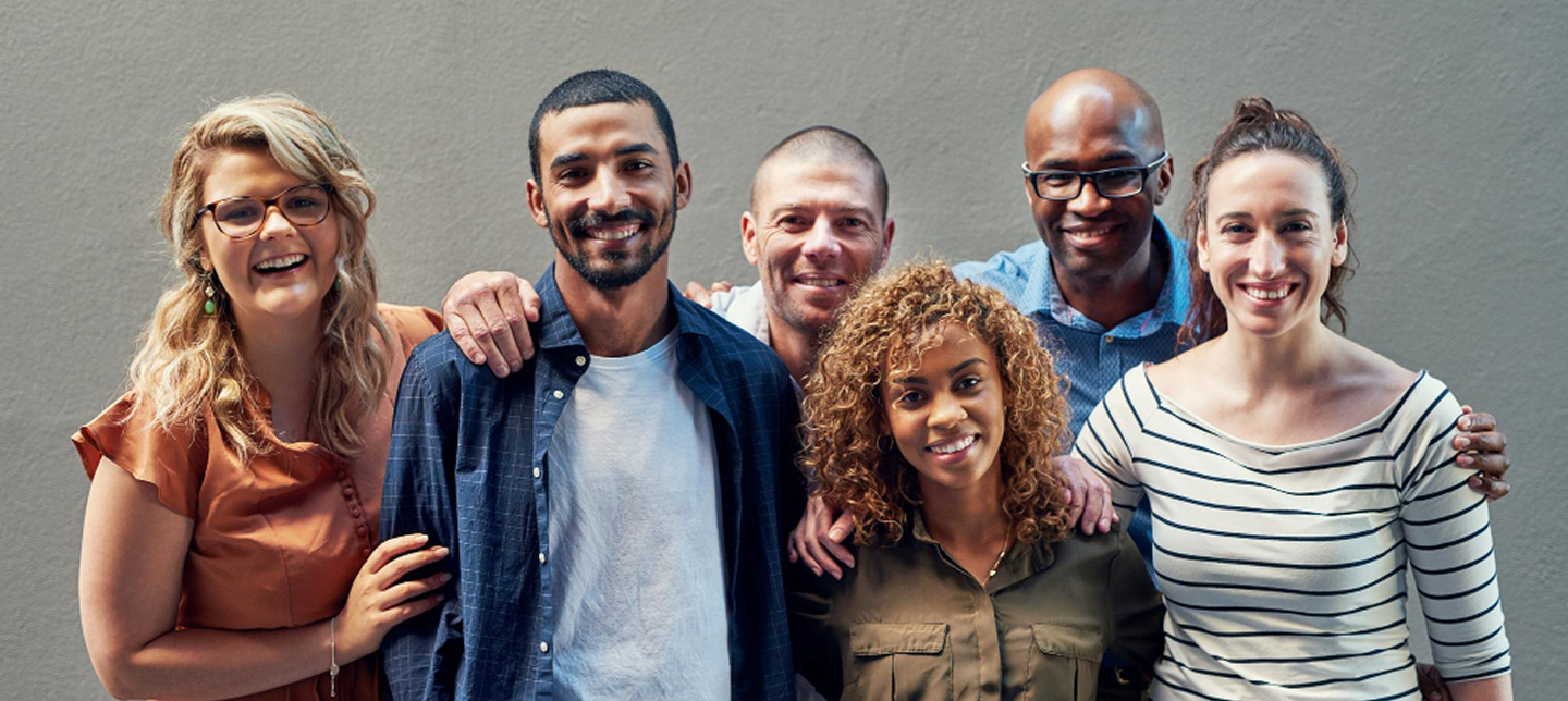 Groupe de personnes souriantes de la communauté Helpsy