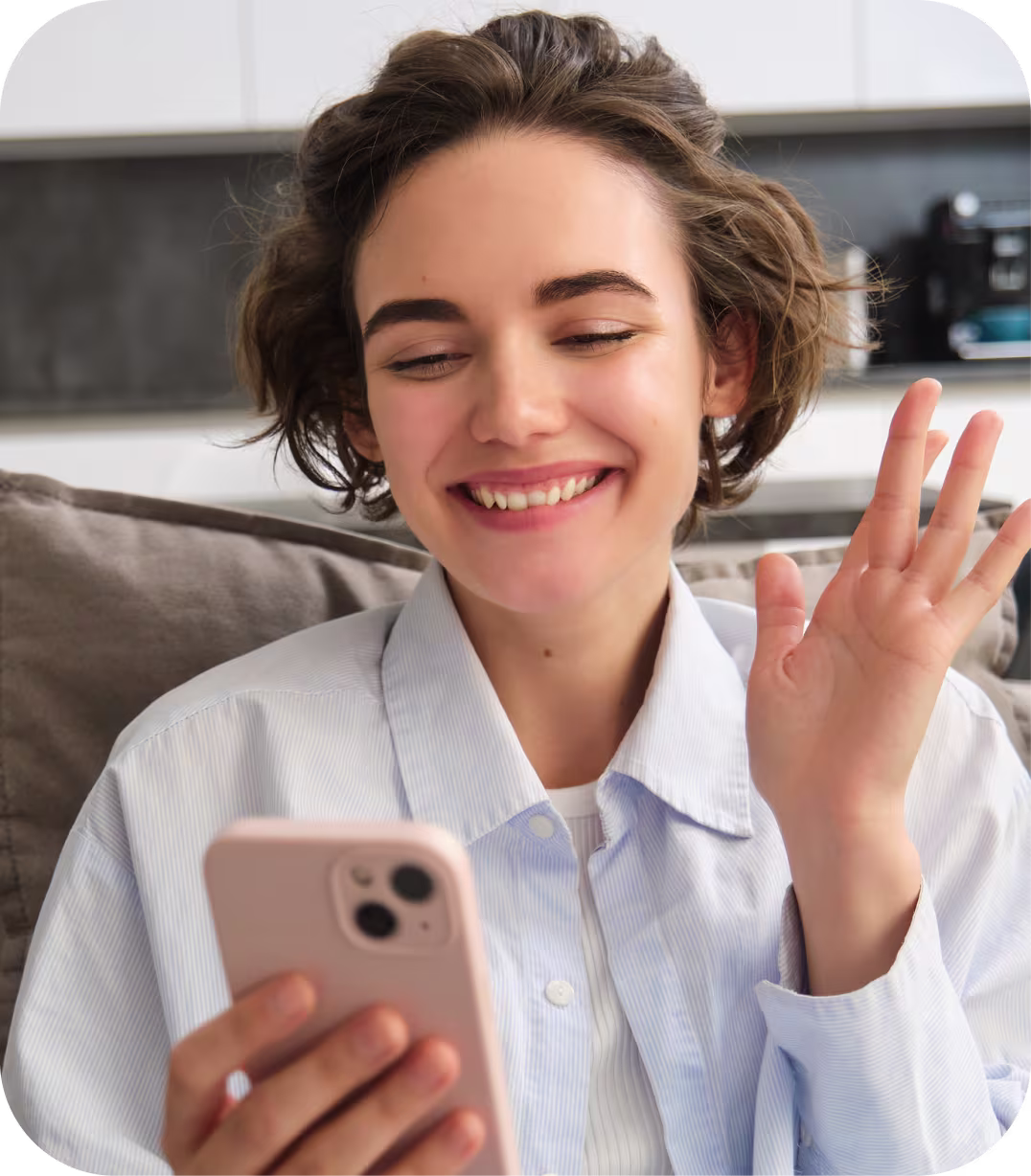 Une patiente heureuse en consultation vidéo avec son psychologue